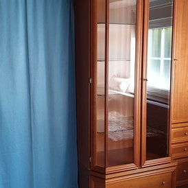 Monteurzimmer: Wohnzimmerschrank - Monteurzimmer blaue Lagune