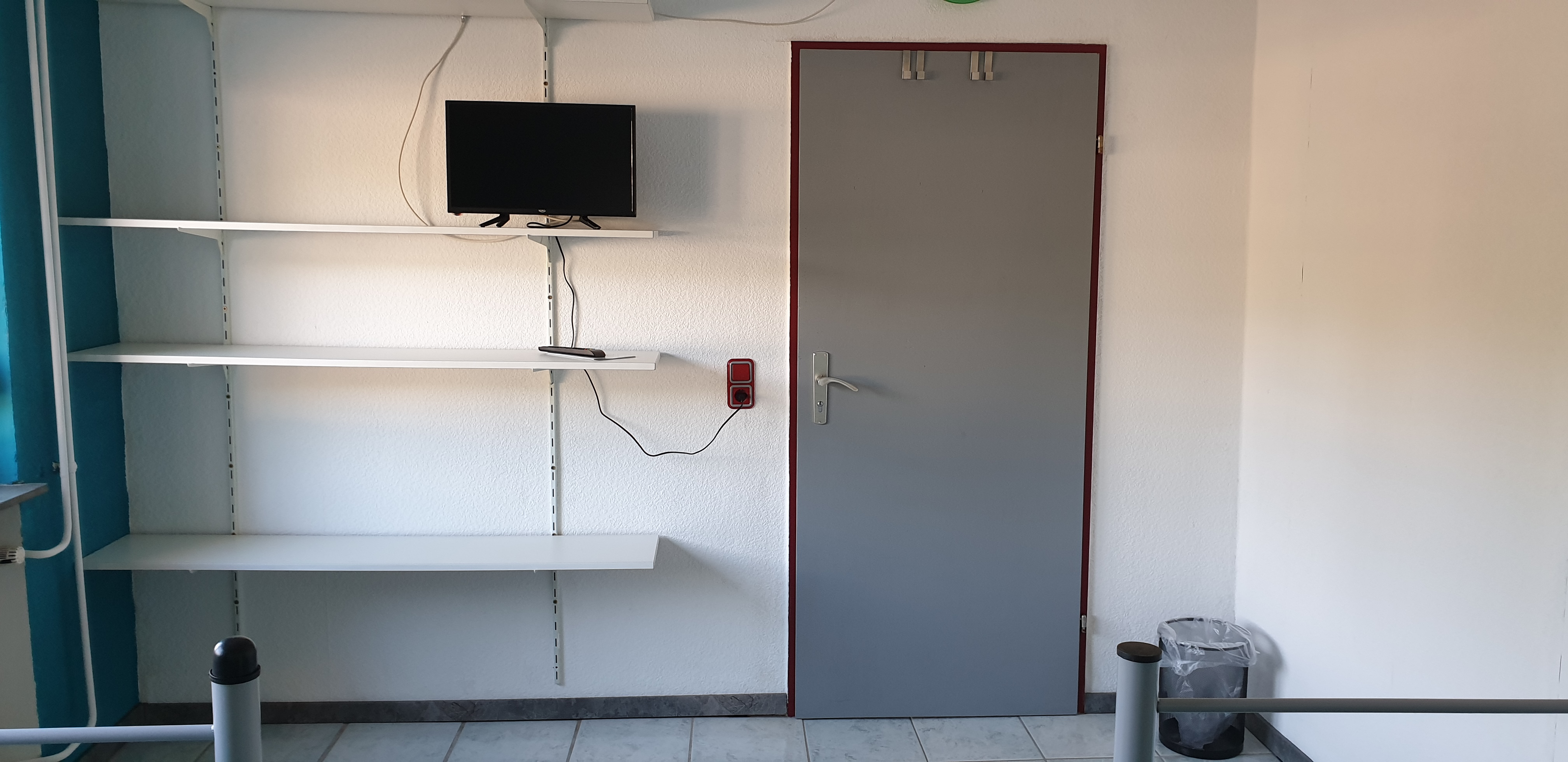 Monteurzimmer: Fernseher + Zusatzregale Zweibettzimmer - Monteurzimmer blaue Lagune