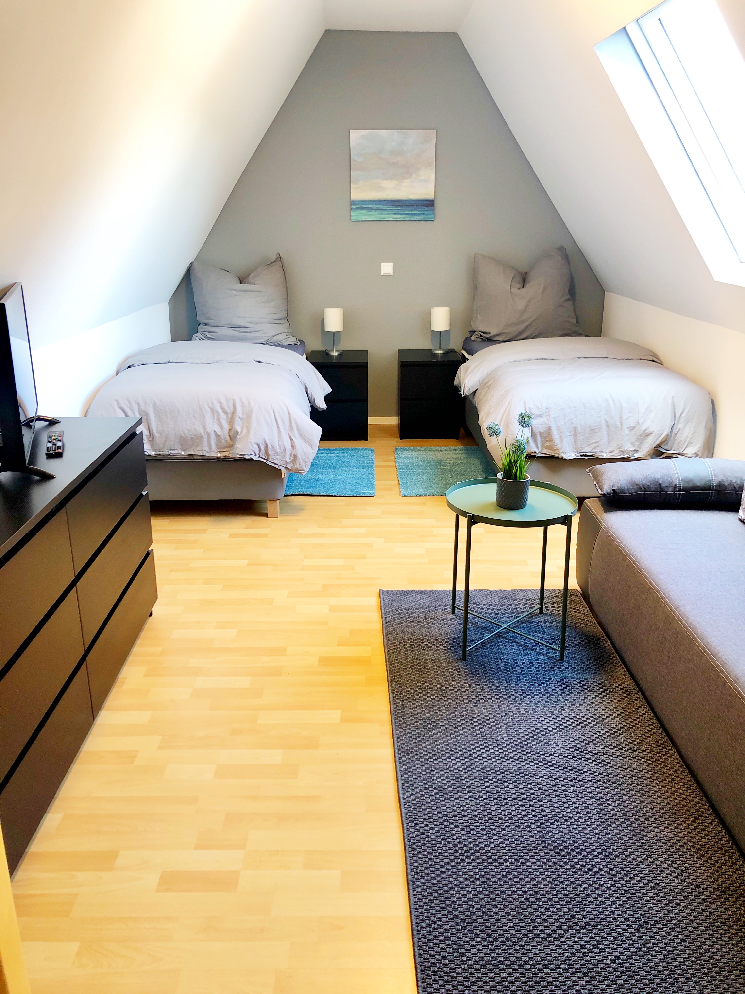 Monteurwohnung - Kronau Walldorf Bretten Kraichtal - Alle Zimmer verfügen über 2 Einzelbetten, Schrank, Kommode, Wohn/ Essbereich, Küchenzeile, neues modernes Bad mit Dusche und WC, Fernseher, kostenfreies Wlan. 
Weitere Bilder gern per Mail. - Knaus und Wirth Grundstuecksvermietung