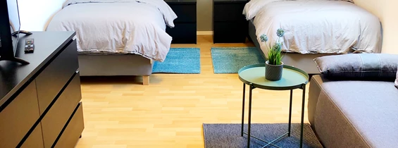 Monteurzimmer: Alle Zimmer verfügen über 2 Einzelbetten, Schrank, Kommode, Wohn/ Essbereich, Küchenzeile, neues modernes Bad mit Dusche und WC, Fernseher, kostenfreies Wlan.
Weitere Bilder gern per Mail. - Knaus und Wirth Grundstuecksvermietung