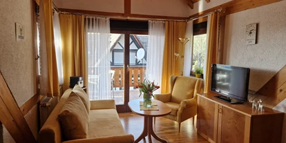 Monteurwohnung - Bühlertal - offener Wohnraum mit hoer Decke und Balkon - Ferienwohnung Schwarzwaldliebe