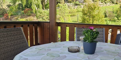 Monteurwohnung - Bühlertal - Balkon mit Blick in der Garten und die Weinreben - Ferienwohnung Schwarzwaldliebe