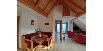 Monteurwohnung - Bühlertal - offener Wohnraum mit Essecke und hoher Decke - Ferienwohnung Heimatliebe