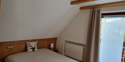 Monteurwohnung - Bühlertal - Schlafzimmer mit franz. Doppelbett 140 * 2 m - Ferienwohnung Heimatliebe