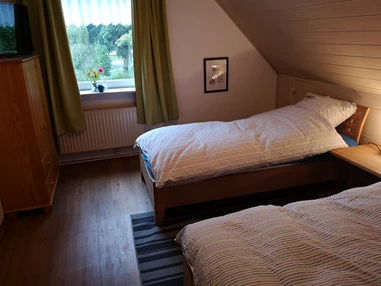 Monteurzimmer: Mehrere Apartments und Wohnungen mit bis zu vier Schlafzimmern sind verfügbar.
Neue Bäder. Alle Wohnungen sind entweder neu gebaut oder saniert. 
Die Lage ist verkehrsgünstig zwischen Meppen und Schwefingen und trotzdem absolut ruhig. 
Bei Buchung für mehrere Personen sind kostengünstige Lösungen ab 270 Euro pro Person im Doppelzimmer Möglich. 
 - Monteurunterkunft Familie Tieben