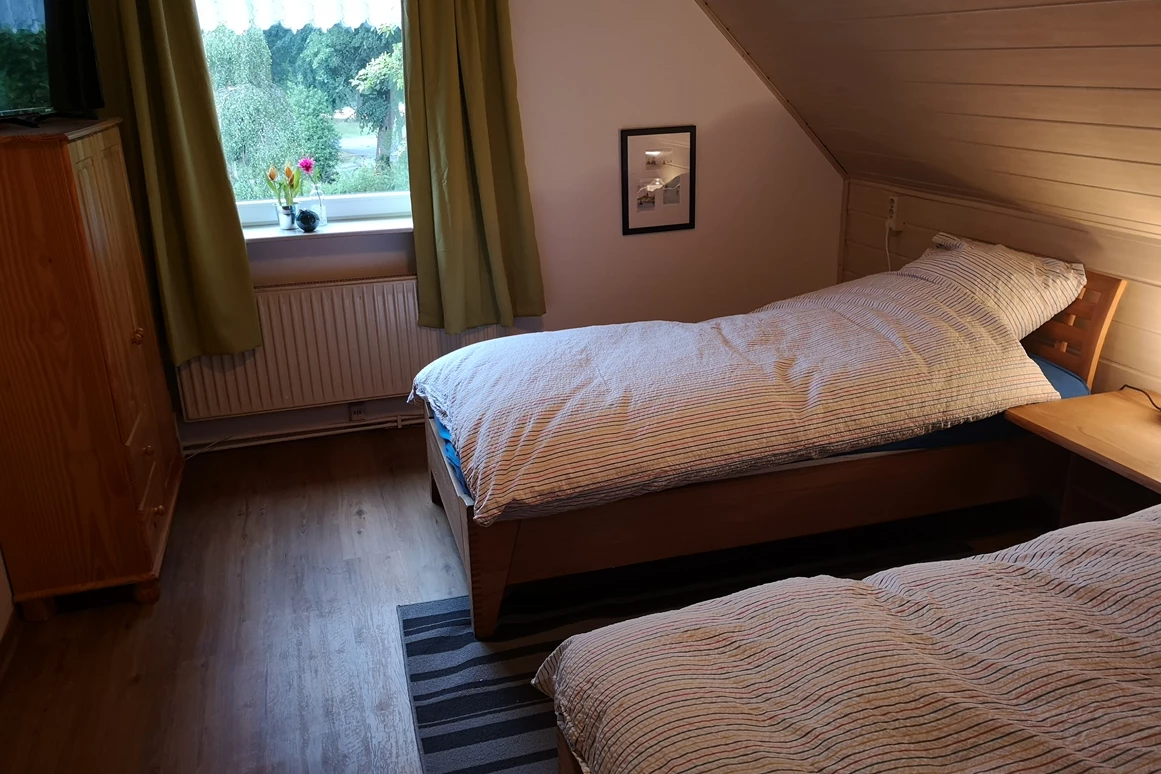 Monteurzimmer: Mehrere Apartments und Wohnungen mit bis zu vier Schlafzimmern sind verfügbar.
Neue Bäder. Alle Wohnungen sind entweder neu gebaut oder saniert. 
Die Lage ist verkehrsgünstig zwischen Meppen und Schwefingen und trotzdem absolut ruhig. 
Bei Buchung für mehrere Personen sind kostengünstige Lösungen ab 270 Euro pro Person im Doppelzimmer Möglich. 
 - Monteurunterkunft Familie Tieben