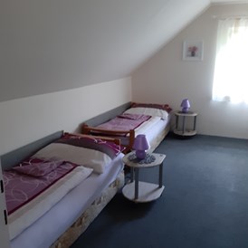 Monteurzimmer: Schlafzimmer mit 2 Einzelbetten - Pogatschnig