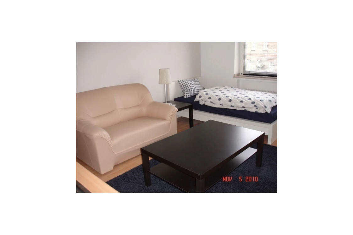 Monteurzimmer: Zimmer Beispiel 1 (Couch und Couchtisch) - La Vie Zimmervermietung