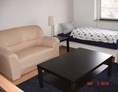 Monteurzimmer: Zimmer Beispiel 1 (Couch und Couchtisch) - La Vie Zimmervermietung