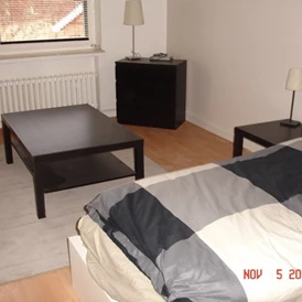 Monteurzimmer: Zimmer Beispiel 2 (Bett, Tisch und Nachttisch) - La Vie Zimmervermietung
