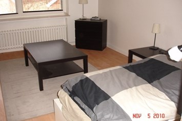 Monteurzimmer: Zimmer Beispiel 2 (Bett, Tisch und Nachttisch) - La Vie Zimmervermietung