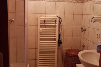 Monteurzimmer: Bad - Zweiraum Wohnung für 2 Personen 