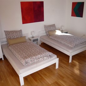 Monteurzimmer: Eins von zwei Doppelzimmern mit eigenem Eingang und Zugang zur Terrasse. - Zu Hause auf Zeit