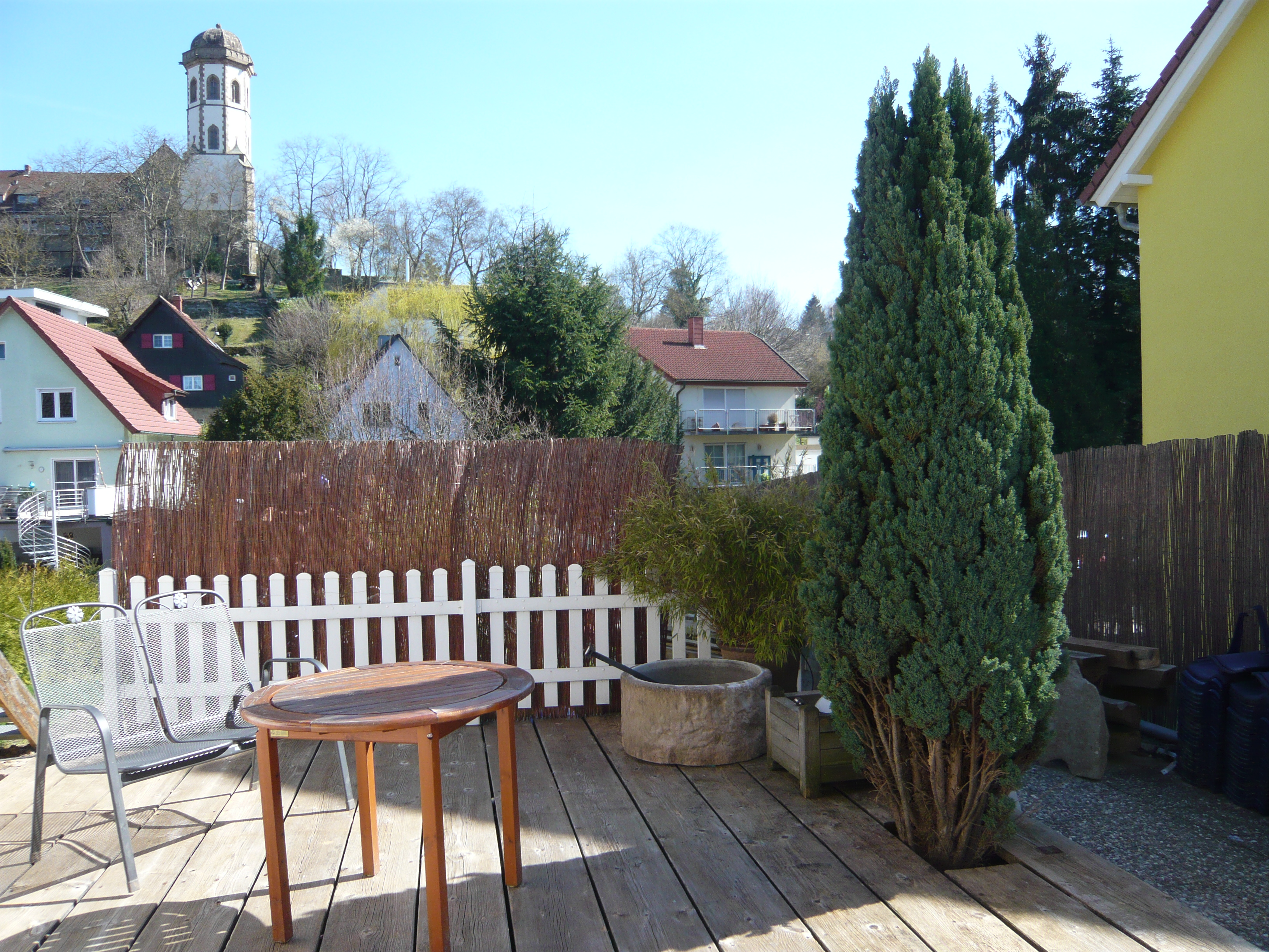 Monteurwohnung - PLZ 69151 (Deutschland) - Terrasse mit Tischen, Stühlen und Sonnenschirmen - Zu Hause auf Zeit