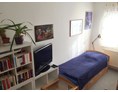 Monteurzimmer: Wohnzimmer mit Bett, Kleiderschrank, TV und kleiner Bibliothek  - Melli‘s Mini-Wohnung 