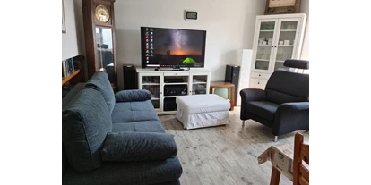 Monteurwohnung - Kronau Walldorf Bretten Kraichtal - Wohnzimmer mit zusätzlichem Schlafsofa - Gemütliche, vollausgestattete Maisonette-Wohnung