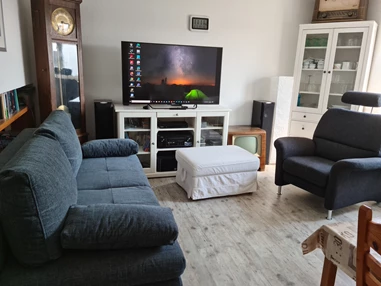 Monteurzimmer: Wohnzimmer mit zusätzlichem Schlafsofa - Gemütliche, vollausgestattete Maisonette-Wohnung