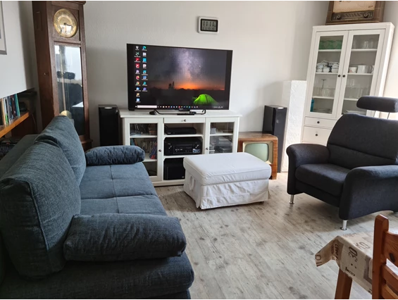 Monteurzimmer: Wohnzimmer mit zusätzlichem Schlafsofa - Gemütliche, vollausgestattete Maisonette-Wohnung