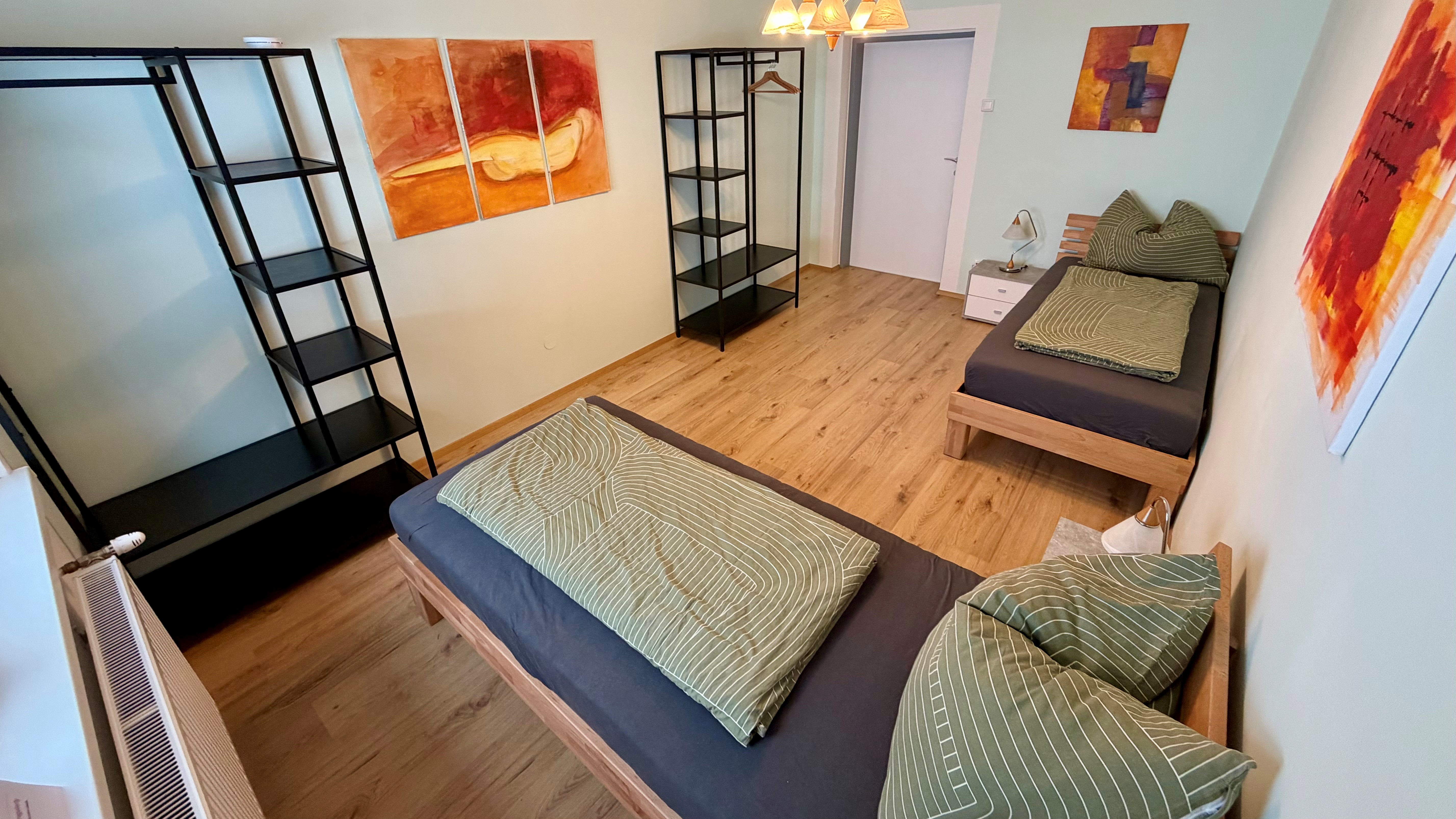 Monteurwohnung - Zimmertyp: Doppelzimmer - Stiefing - großes Schlafzimmer mit 2 Einzelbetten - Geräumiges Wohnhaus in Wildon, südlich von Graz
