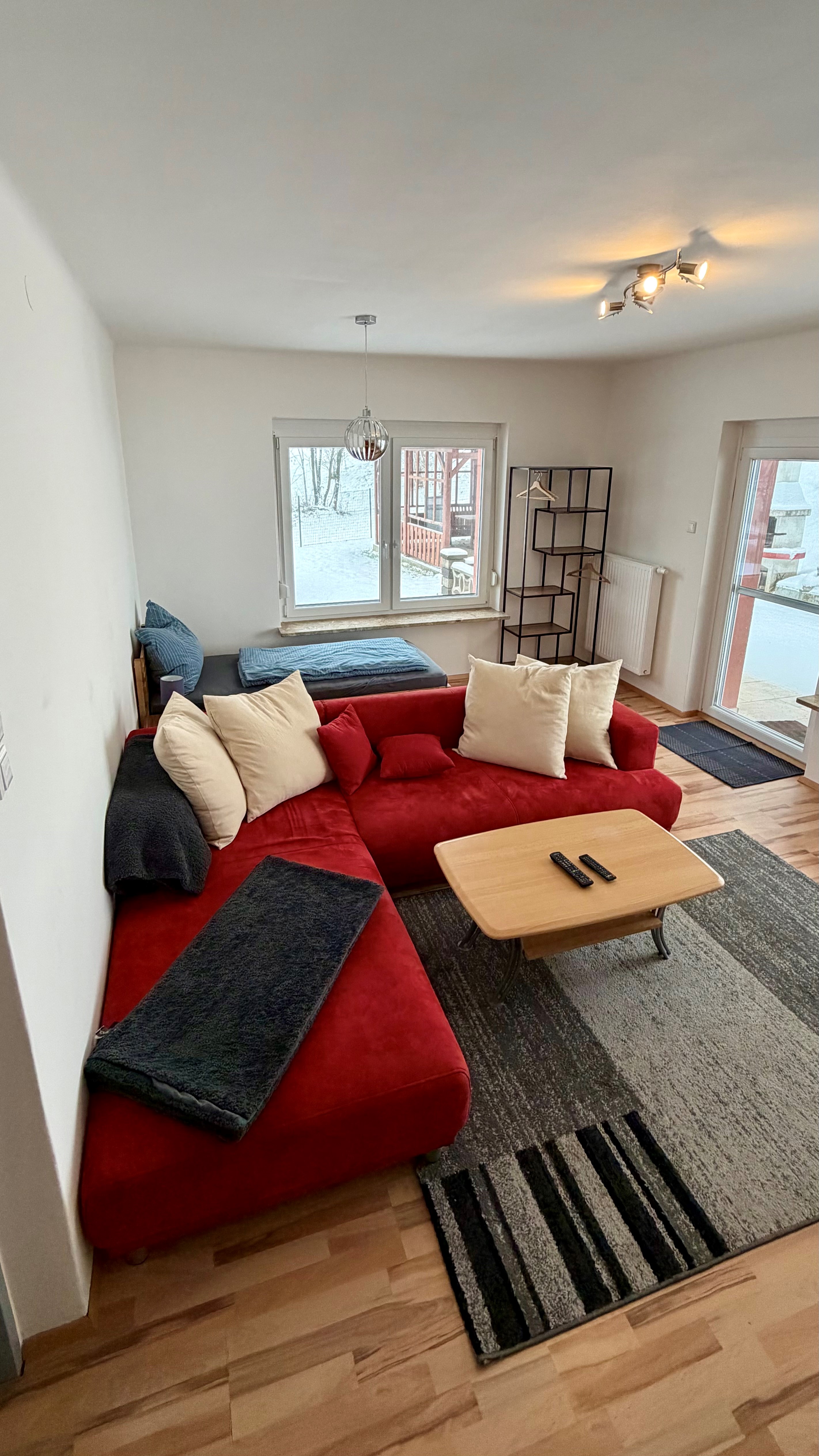 Monteurzimmer: Wohnzimmer mit Einzelbett - Geräumiges Wohnhaus in Wildon, südlich von Graz