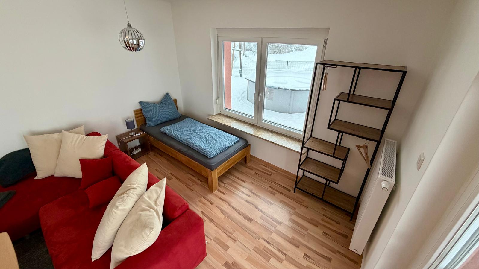 Monteurzimmer: Wohnzimmer mit Einzelbett - Geräumiges Wohnhaus in Wildon, südlich von Graz