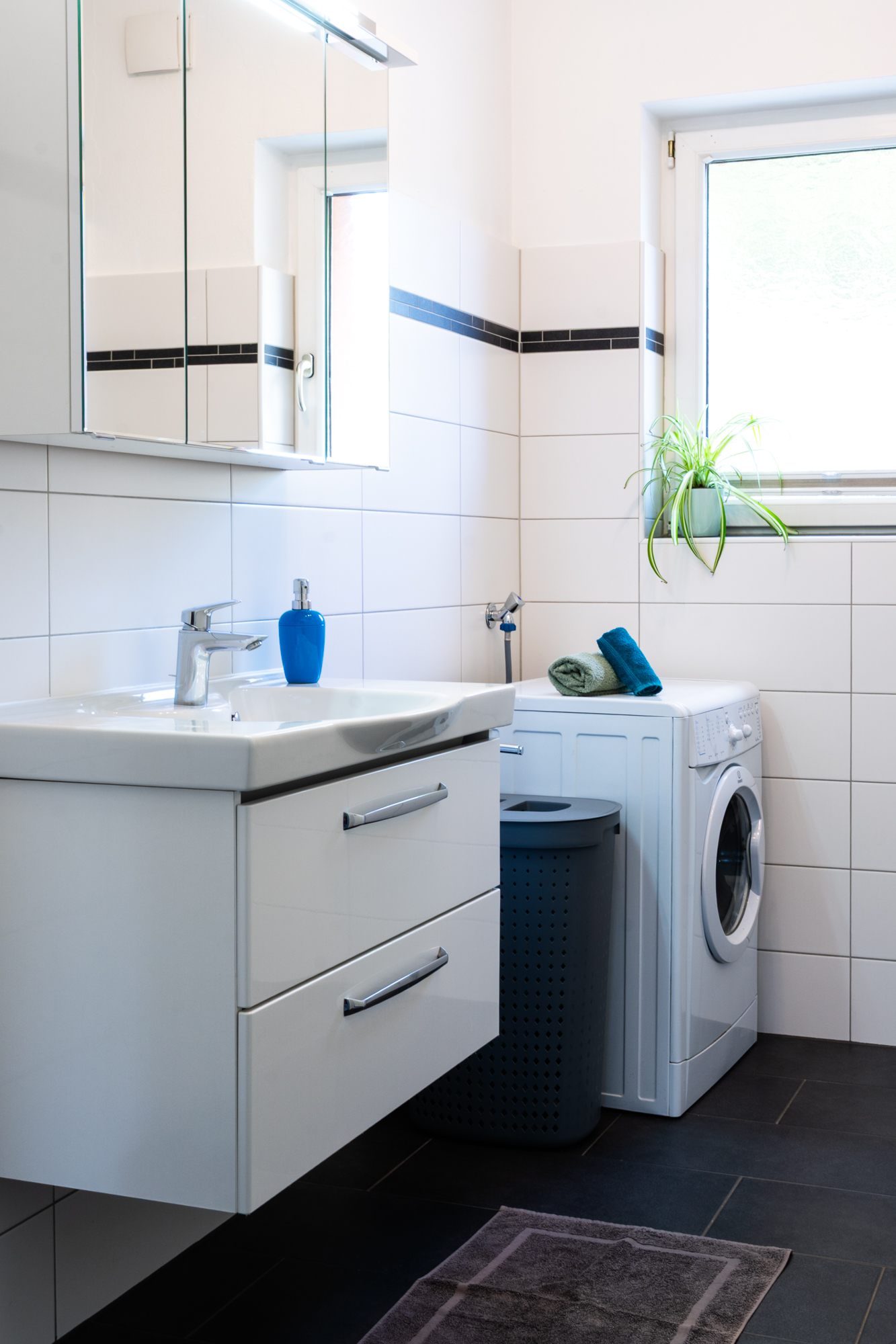Monteurwohnung - Süd & West Steiermark - Badezimmer mit Waschmaschine - Geräumiges Wohnhaus in Wildon, südlich von Graz