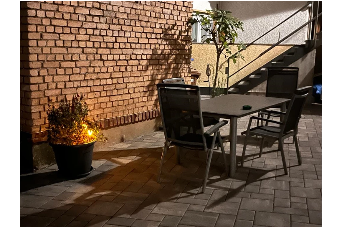 Monteurzimmer: Hof mit Sitzgelegenheit - Fewo Nestblick