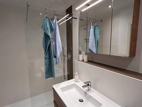 Monteurzimmer: Bad mit Dusche und WC - Ferienwohnung Hofblick