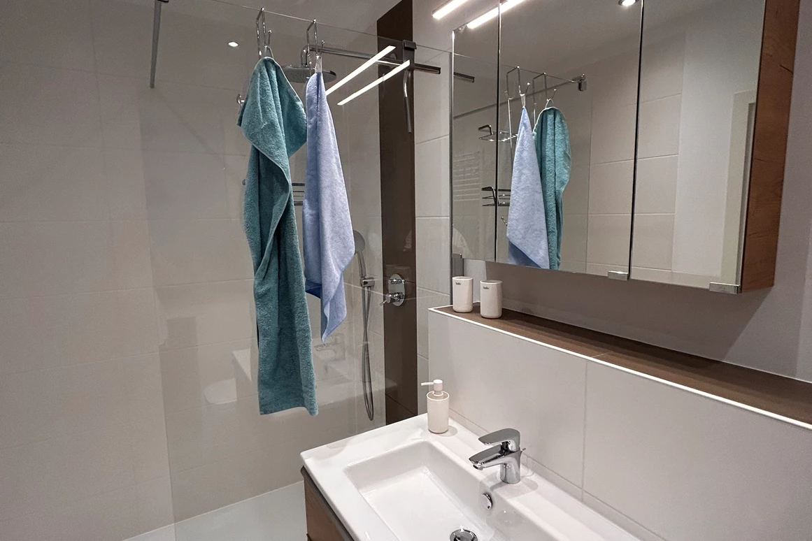Monteurzimmer: Bad mit Dusche und WC - Ferienwohnung Hofblick