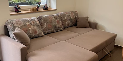 Monteurwohnung - PLZ 35781 (Deutschland) - Schlafsofa im Wohnzimmer  - Ferienwohnung Hofblick