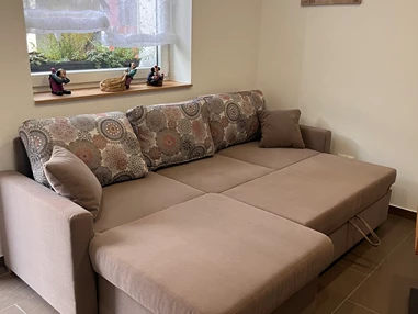 Monteurzimmer: Schlafsofa im Wohnzimmer  - Ferienwohnung Hofblick