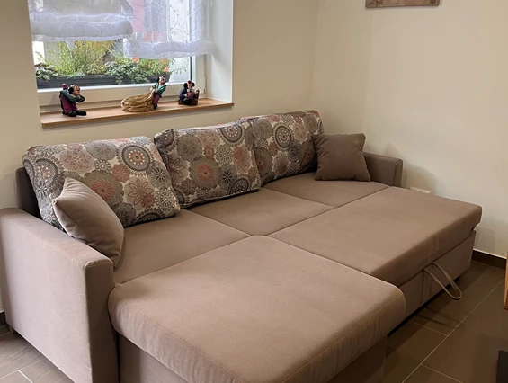 Monteurzimmer: Schlafsofa im Wohnzimmer  - Ferienwohnung Hofblick