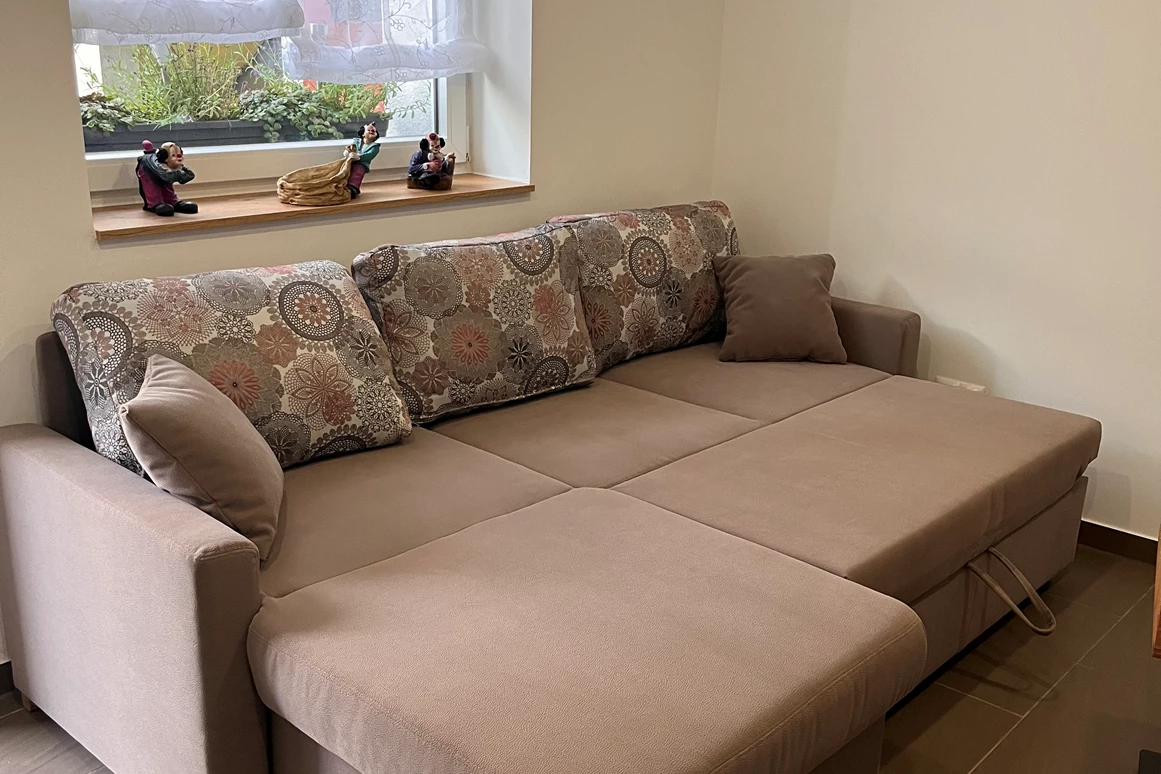 Monteurzimmer: Schlafsofa im Wohnzimmer  - Ferienwohnung Hofblick