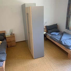 Monteurzimmer: Schlafzimmer je 2 Einzel - Betten, mit Trennwand 
 - Zimmer in Nähe Vilsbiburg