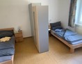 Monteurzimmer: Schlafzimmer je 2 Einzel - Betten, mit Trennwand 
 - Zimmer in Nähe Vilsbiburg