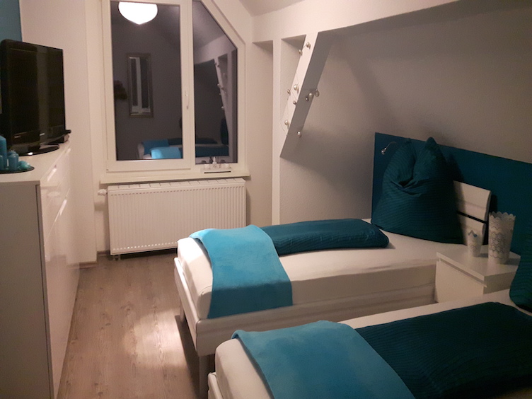 Monteurwohnung - Art der Unterkunft: Ferienwohnung - Brandenburg - Schlafzimmer mit 2 Einzelbetten - Ferienwohnung Stadtrandsiedlung