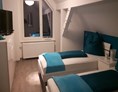 Monteurzimmer: Schlafzimmer mit 2 Einzelbetten - Ferienwohnung Stadtrandsiedlung