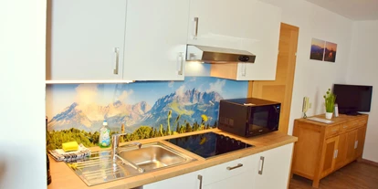 Monteurwohnung - Balkon - Österreich - Geräumige Wohnung für 4 - 6 Personen! 45 m" Apartment Rosskopf - großes Wohnzimmer - Astoria Apartments Wildschoenau