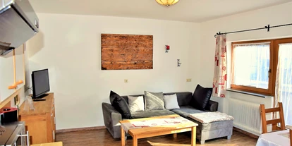 Monteurwohnung - Balkon - Österreich - Geräumige Wohnung für 4 - 6 Personen! 45 m" Apartment Rosskopf - großes Wohnzimmer - Astoria Apartments Wildschoenau