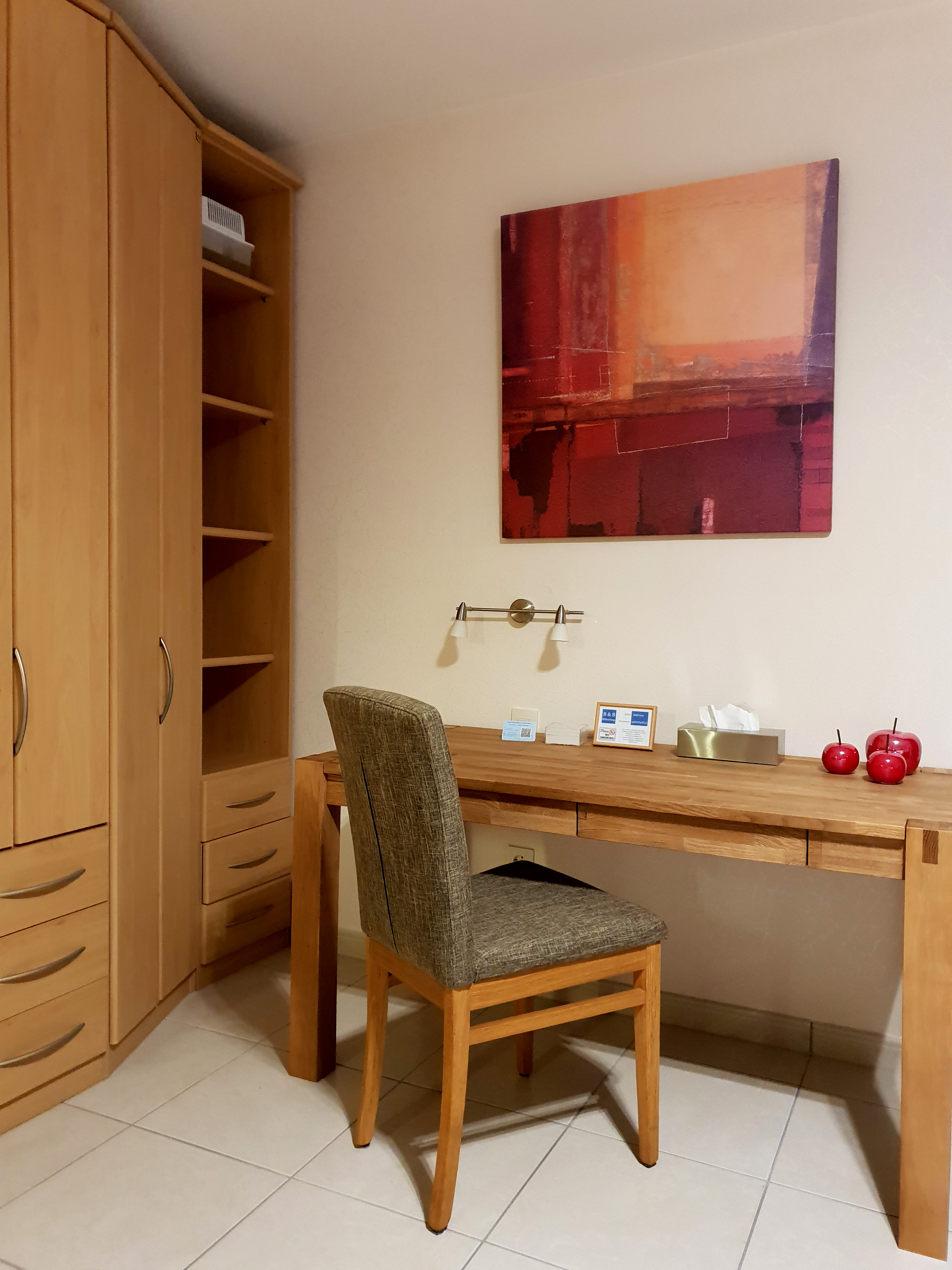 Monteurwohnung - Parkplatz: eigener Parkplatz vorhanden - Nordrhein-Westfalen - Gastzimmer 2, Schreibtisch
 - Monteurzimmer in Warstein - Allagen, Nähe Möhnesee / Soest