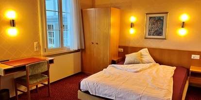 Monteurwohnung - Küche: Küchenmitbenutzung - Schweiz - Einzel- oder Doppelzimmern eigenes Badezimmer Dusche - Möblierte Zimmer AHof