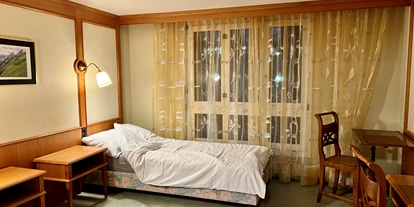 Monteurwohnung - Küche: Küchenmitbenutzung - Schweiz - Doppelzimmer mit eigenem Badezimmer Badewanne
 - Möblierte Zimmer AHof