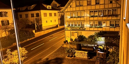 Monteurwohnung - Küche: Küchenmitbenutzung - Schweiz - Gebäude bei Nacht - Möblierte Zimmer AHof