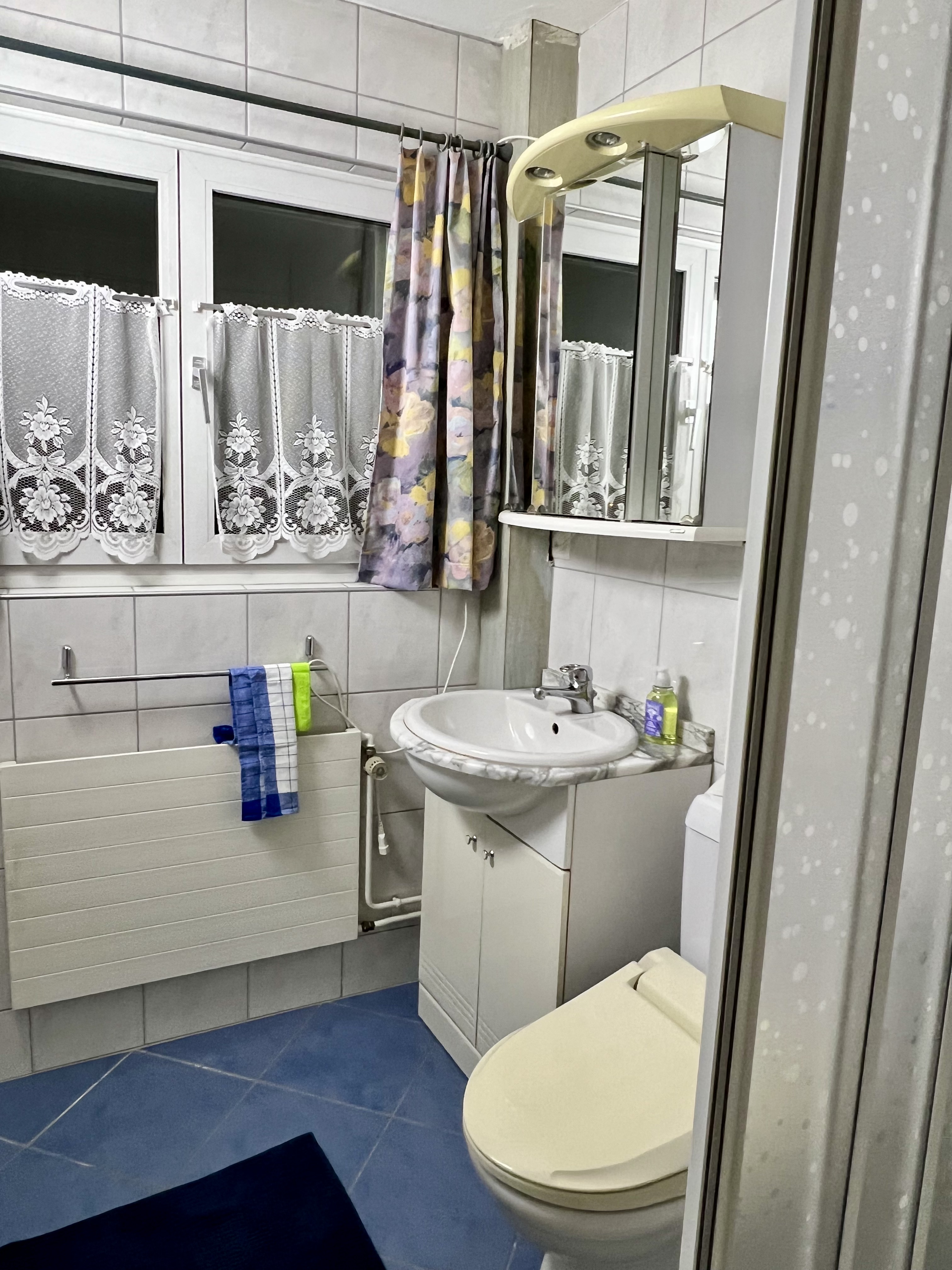 Monteurzimmer: Badezimmer 1 mit Dusche - Möblierte Zimmer Blattenweg