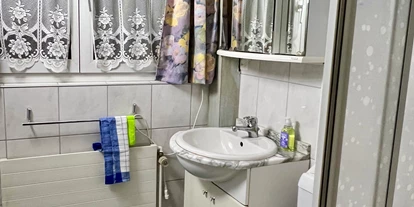 Monteurwohnung - Küche: Küchenmitbenutzung - Schweiz - Badezimmer 1 mit Dusche - Möblierte Zimmer Blattenweg