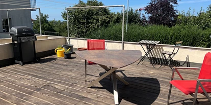 Monteurwohnung - Küche: Küchenmitbenutzung - Schweiz - Sitzplatz mit Grill - Möblierte Zimmer Blattenweg