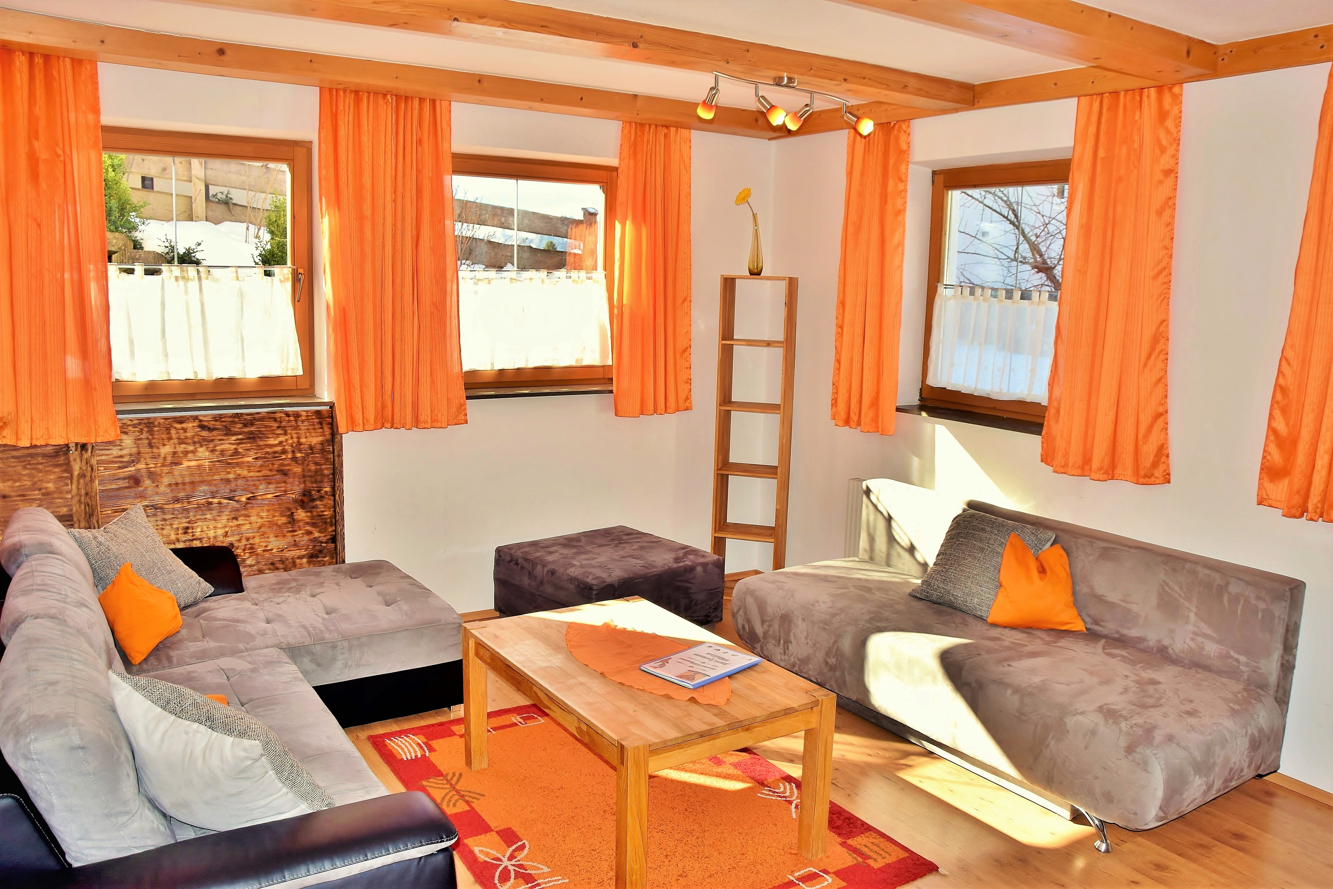 Monteurwohnung - Zimmertyp: Einzelzimmer - Tirol - Apartment Wildschoenau  - sehr grosse Ferienwohnung fuer 6 - 8 Personen - voll ausgestattet in Topp Lage - nahe Supermarkt und uvm. 
Waschküche mit Waschmaschine und Trockner sowie genügend Parkplätze, Garten und Gartenlaube vorhanden.  - Ferienwohnung fuer 6 - 8 Personen - sehr groß und guenstig