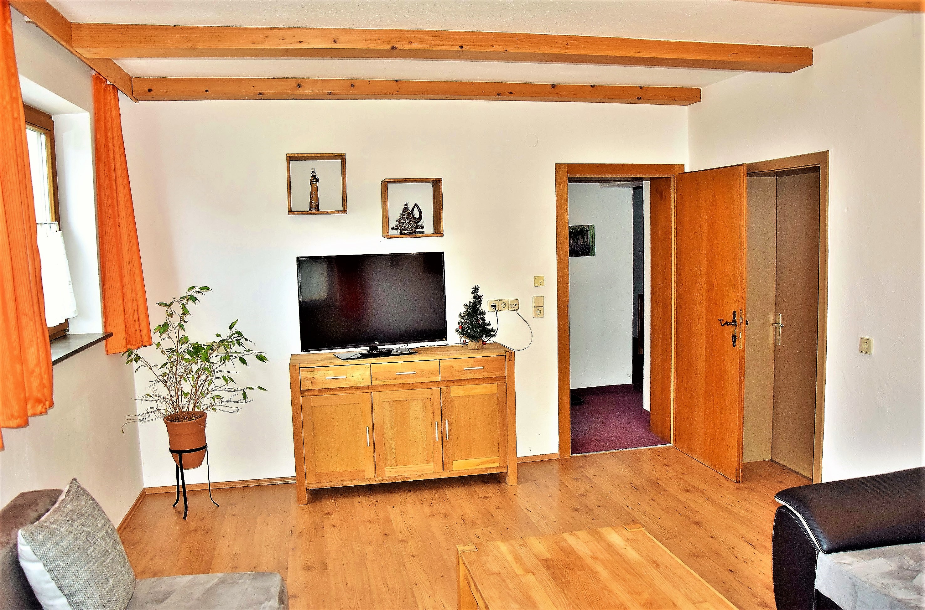 Monteurzimmer: Apartment Wildschoenau  - sehr grosse Ferienwohnung fuer 6 - 8 Personen - voll ausgestattet in Topp Lage - nahe Supermarkt und uvm. 
Waschküche mit Waschmaschine und Trockner sowie genügend Parkplätze, Garten und Gartenlaube vorhanden.  - Ferienwohnung fuer 6 - 8 Personen - sehr groß und guenstig