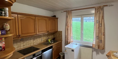 Monteurwohnung - PLZ 79804 (Deutschland) - Küche inkl. Besteck, Tee, Kaffee, Gewürze, Pflegemittel, Spül- und Waschmaschine/Trockner, Herd/Backofen und Tisch mit Stühlen - Kaiser Monteurzimmer Zimmervermietung Ferienwohnung