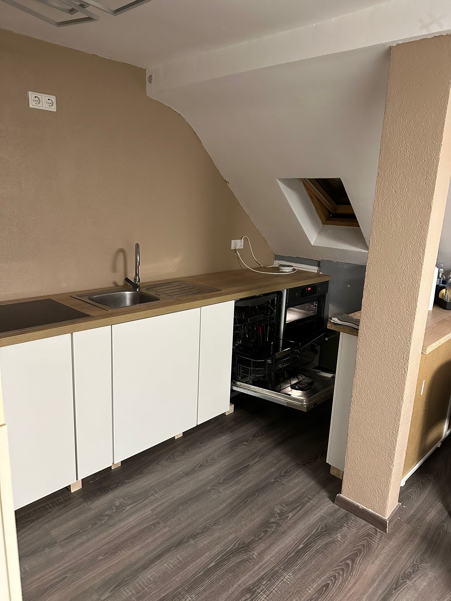 Monteurwohnung - Balkon - Duisburg - Küche - Dachgeschosswohnung 